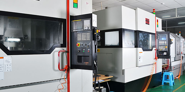 High-precision Mazak and Mitsubishi CNC machining centers in QQS mold factory.